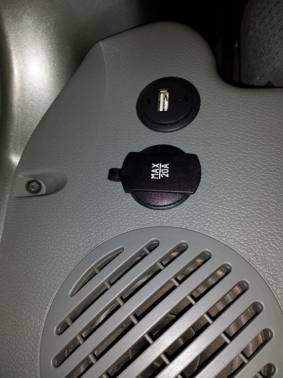 12 Volt +USB Steckdose in der Lautsprecherablage links