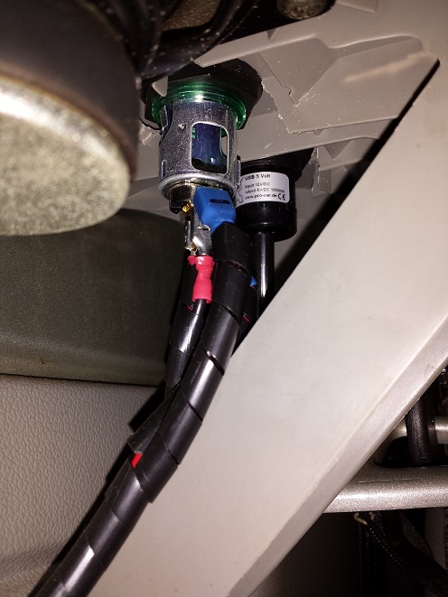 12 Volt +USB Steckdose in der Lautsprecherablage links