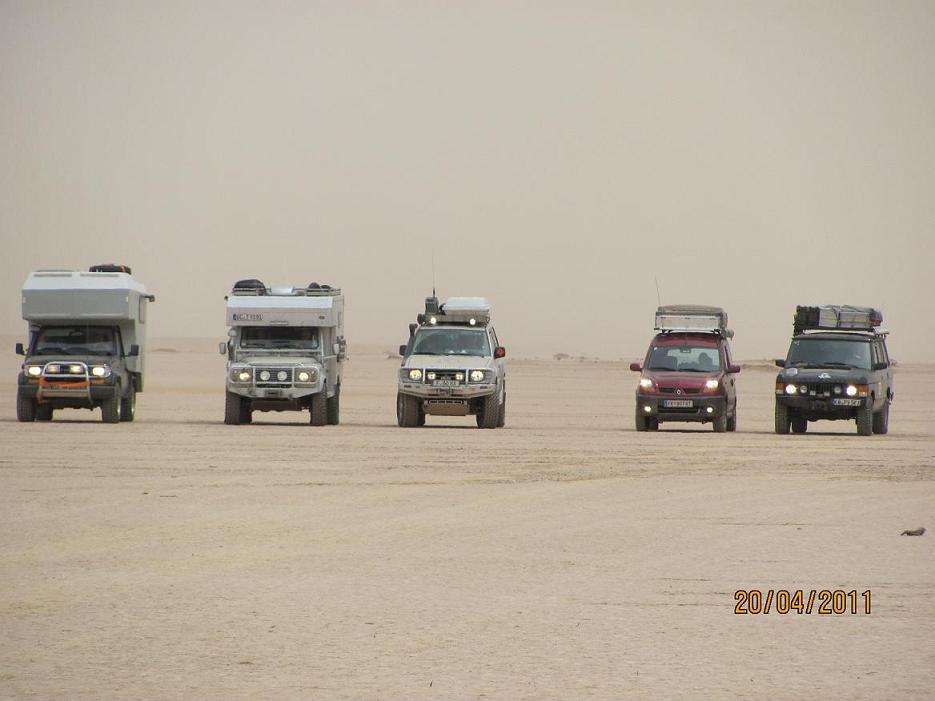 Überquerung eines Salzsees bei Sandsturm