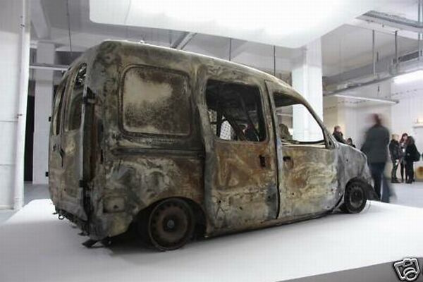 Ausstellung von Marwin Rüffer „Auto, verkürzt“ (hinten rechts)